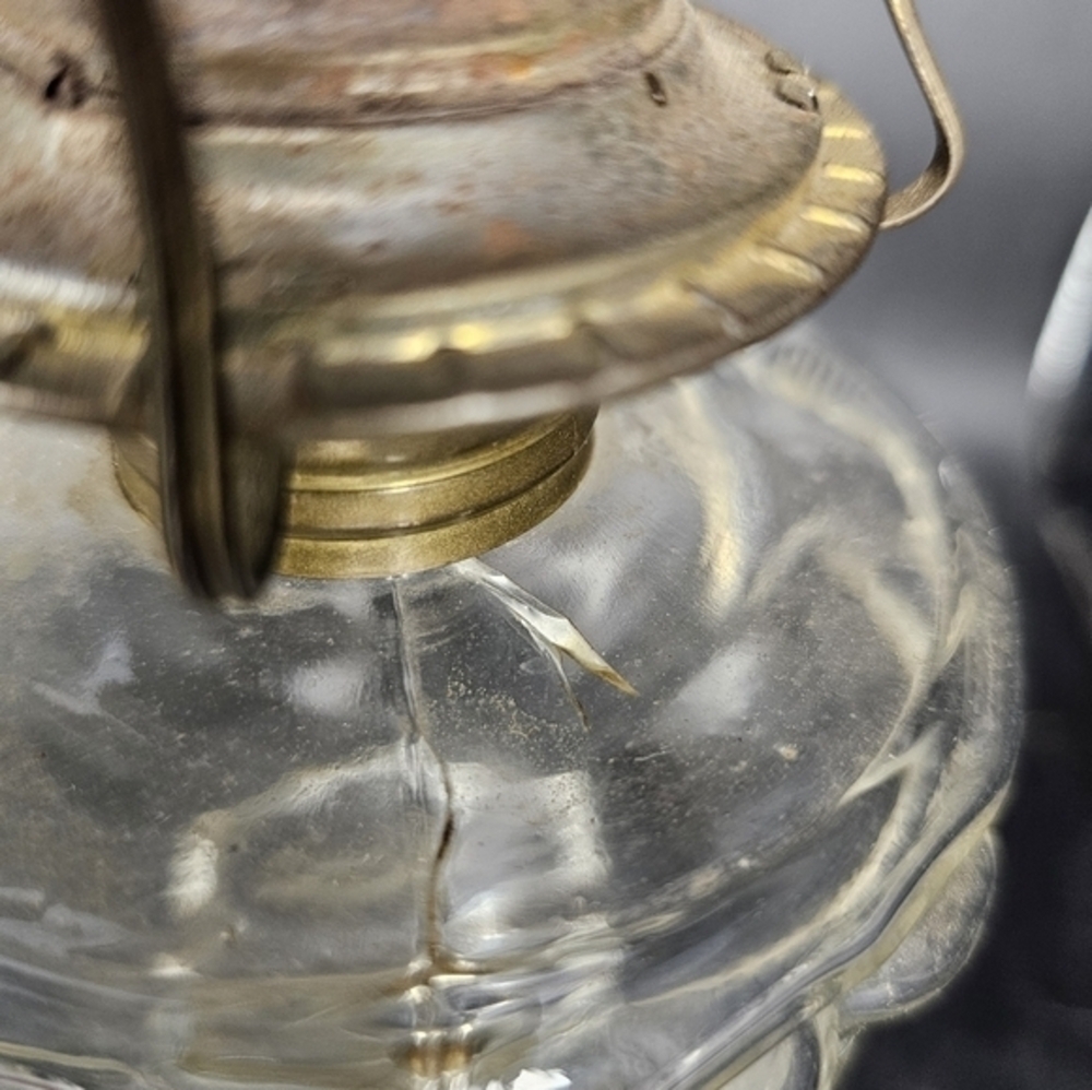 Vintage/antique clear glass finger loop oil lamp - Picture 8 of 9